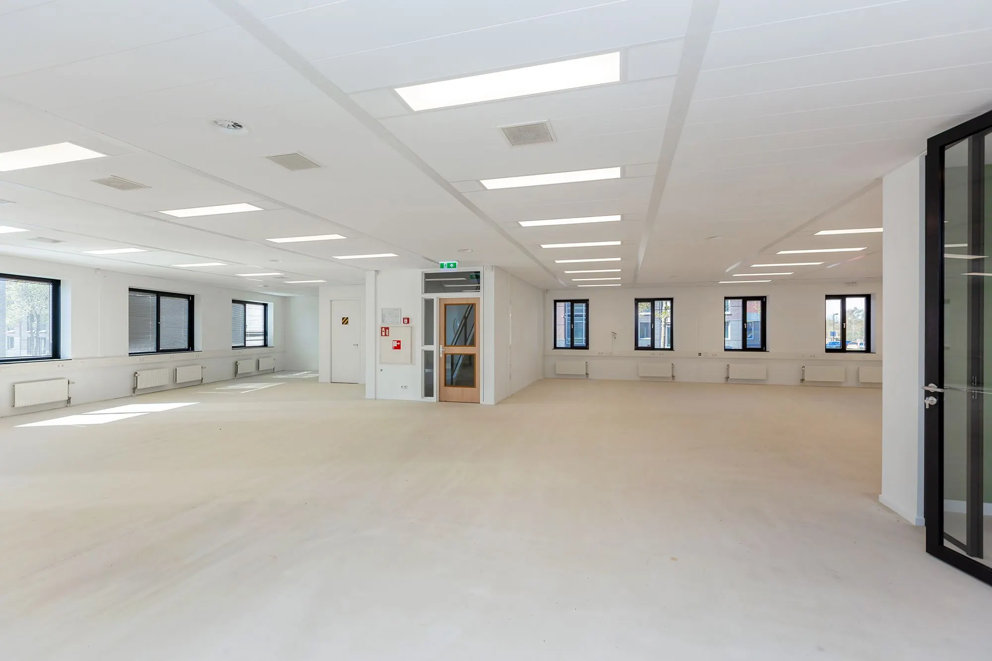 Lichte, lege kantoorruimte aan de Boris Pasternaklaan met grote ramen en systeemplafondverlichting.